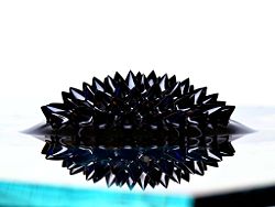 Ferrofluid w polu magnetycznym